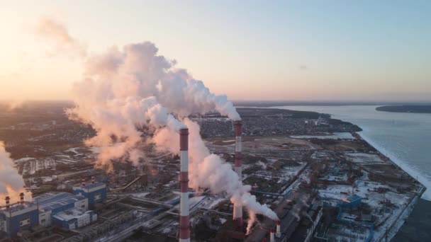 Letecký pohled na vysoký komín kouře s emisemi kouře. — Stock video