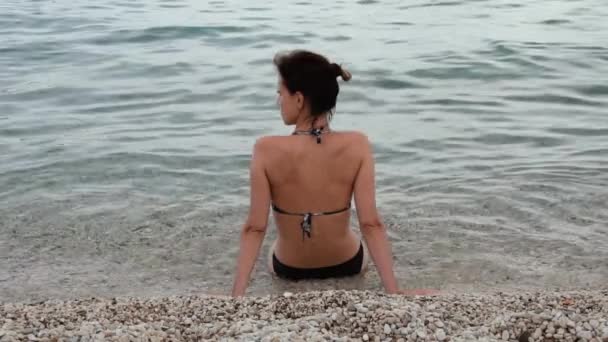 Kobieta Bikini Relaksująca Się Wodzie Żwirkowej Plaży Morskiej — Wideo stockowe