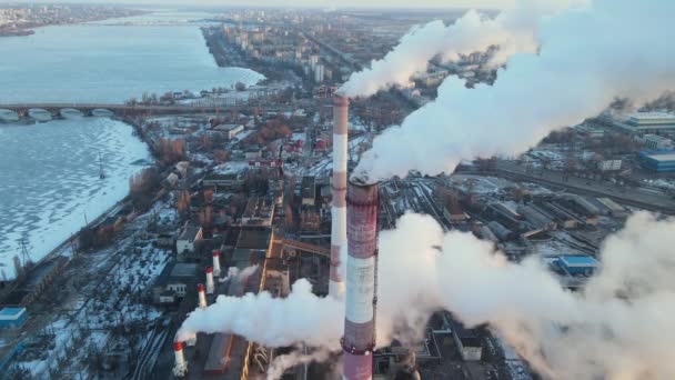 Emission smoke to atmosphere from industrial pipes at sunrise. — Video Stock