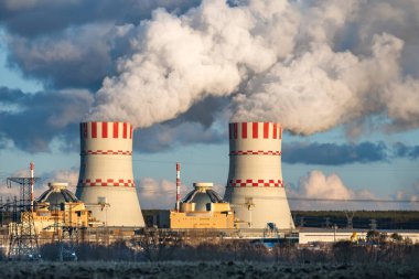 Nükleer enerji santrali, Atomik güç istasyonunun soğutma kulesi. Hava atmosferinde buhar salınımı olan sanayi bölgesi..