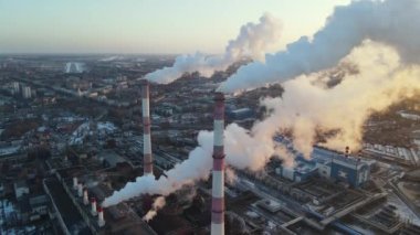 Sanayi boruları fabrika kirliliği atmosferi, baca bacası egzoz gazları. Endüstri bölgesi, yoğun duman. İklim değişikliği ve küresel ısınma