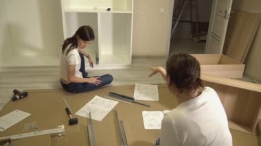 Kadınların mobilyaları ortaya çıkarması ve kendilerini birleştirmeleri. Yeni eve taşınıyorum.