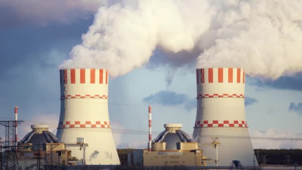 Ydinvoimala Atomivoimaloiden Jäähdytystorni Jonka Höyrypäästöt Ovat Ilmakehässä Teollisuusalue — kuvapankkivideo