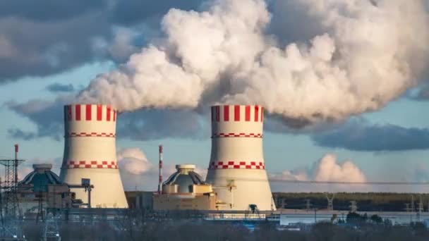 Kerncentrale Koeltoren Van Atoomcentrale Industriële Zone Met Emissie Van Stoom — Stockvideo