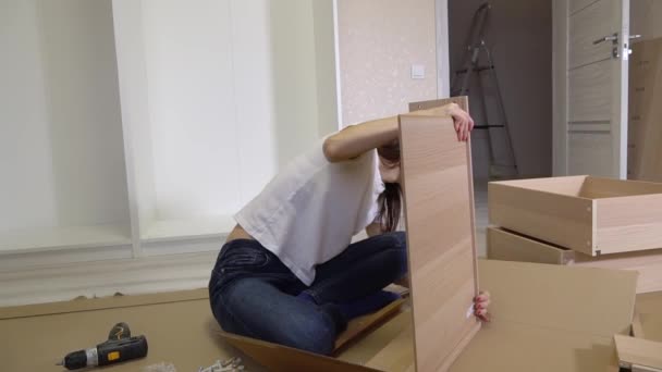 Mujeres Auto Ensamblando Muebles Juntos Mudándose Casa Nueva — Vídeo de stock