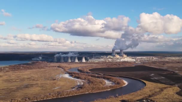 Central nuclear con torres de refrigeración de la central atómica — Vídeos de Stock