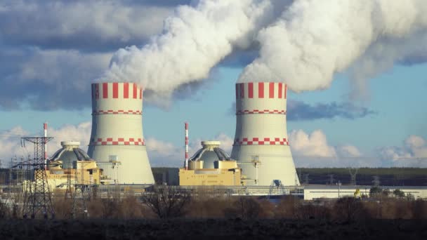 Torres de refrigeración de la central nuclear Emisiones de vapor en la atmósfera atmosférica — Vídeos de Stock