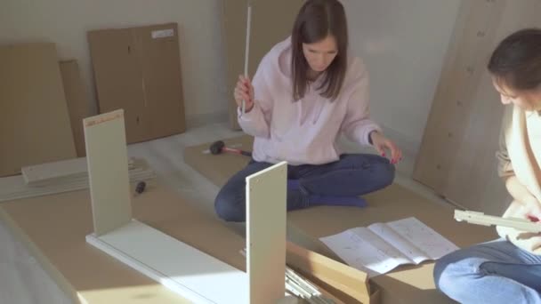 Vrouwen Die Instructies Lezen Zelf Meubels Monteren Een Nieuw Huis — Stockvideo