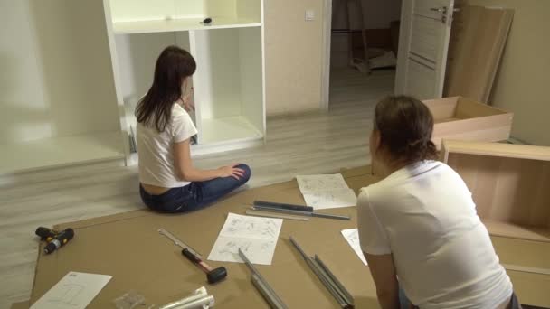 Женщины Сами Собирают Мебель Переезд Новый Дом — стоковое видео