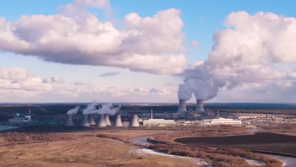 大気中の蒸気を放出して原子力発電所の冷却塔と原子力発電所 工業地帯と川の空中風景 — ストック動画