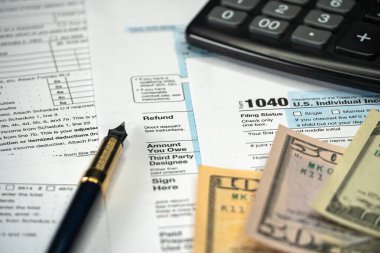 Boş Form 1040 ABD Bireysel Gelir Vergisi İadesi Kalem ve banknotlarla. Vergi Ödeme Konsepti. Vergi Belgesi Dosyalanıyor