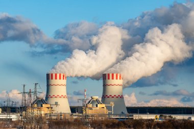Nükleer enerji santrali Atomik enerji santralinin soğutucu kuleleriyle ve hava atmosferinde buhar salınımıyla.