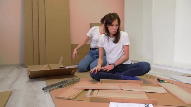 Жінки Самостійно Збирають Меблі Разом Переїзд Новий Будинок — стокове відео