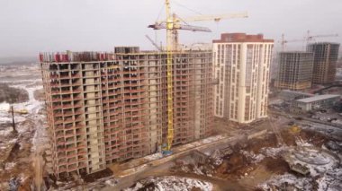 Yeni yapılar üzerindeki uçuş kule vinçleriyle geliştirme sahasında çalışıyor.