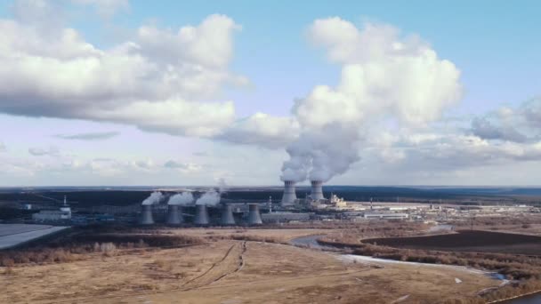 原子能电站装有冷却塔的核电厂 — 图库视频影像