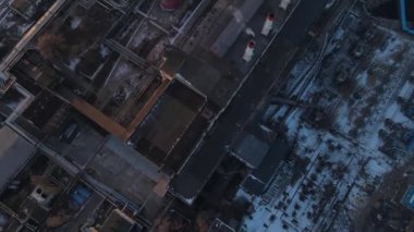 Fabrika boruları atmosferi ve sanayi hava kirliliğini kirletiyor