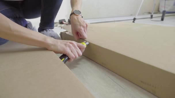 가구를 조립하기 상자를 여성들 집으로 이사하다 — 비디오