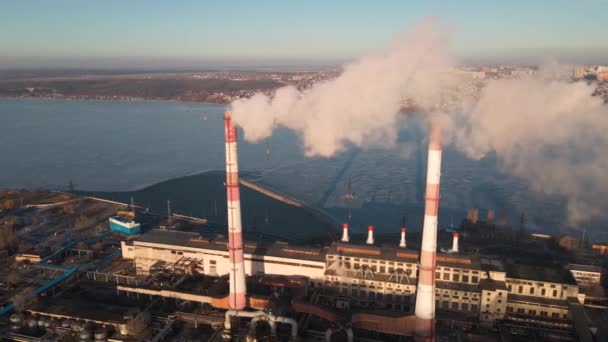 Tubi delle piante inquinano l'atmosfera dell'aria. Inquinamento industriale — Video Stock