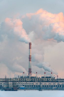 Fabrika boruları atmosferi kirletir ve endüstriyel fabrika hava kirliliği, baca bacası egzoz gazları. Endüstri bölgesi, yoğun duman bulutları. İklim değişikliği, ekoloji ve küresel ısınma