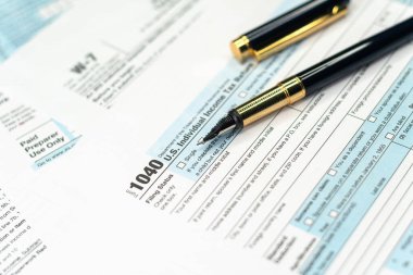 Kalemle birlikte 1040 Vergi İade Formu. Birleşik Devletler federal gelir vergisi iadesi IRS 1040 belgeleri