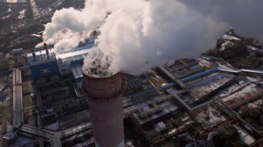 Atmosferde duman bulunan fabrika borularından karbon gazları emisyonu