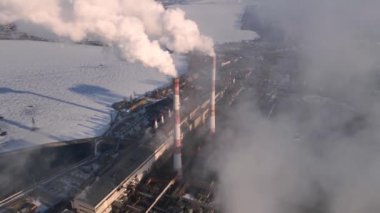 Atmosferde dumanlı karbon gazlarının fabrika boruları emisyonu