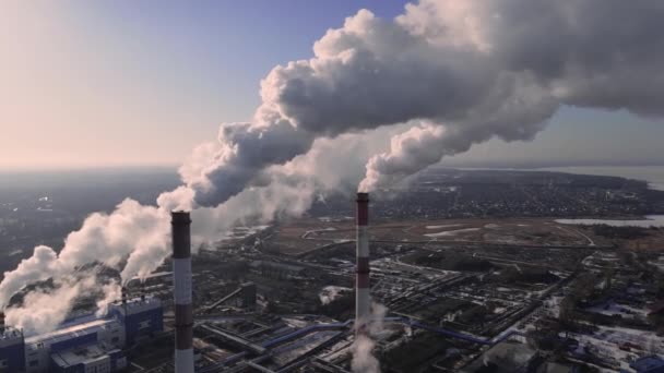 Emissões industriais de fumaça de tubos de fábrica na zona indistrial — Vídeo de Stock