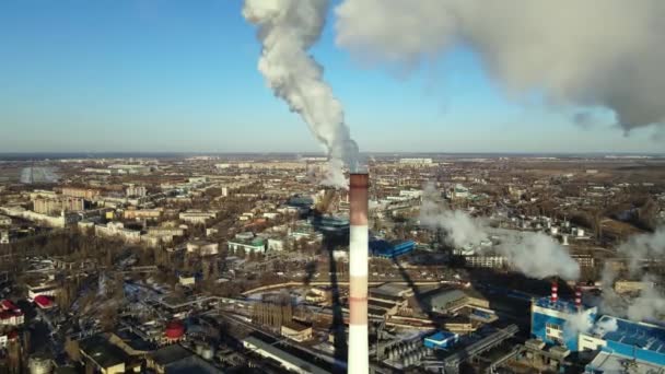 Emissões industriais de fumaça de tubos de fábrica na zona indistrial — Vídeo de Stock