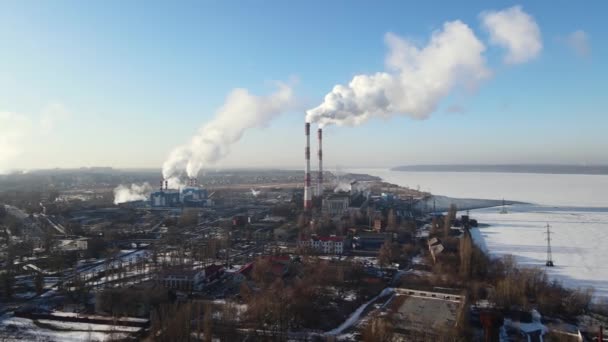Letecký pohled na tovární emise kouře z továrních trubek v nezřetelné zóně — Stock video