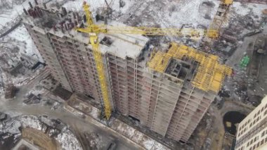 Yüksek vinç inşaat alanında çalışıyor.