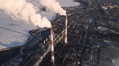 Fabrika boruları karbon dumanı ve gaz emisyonu