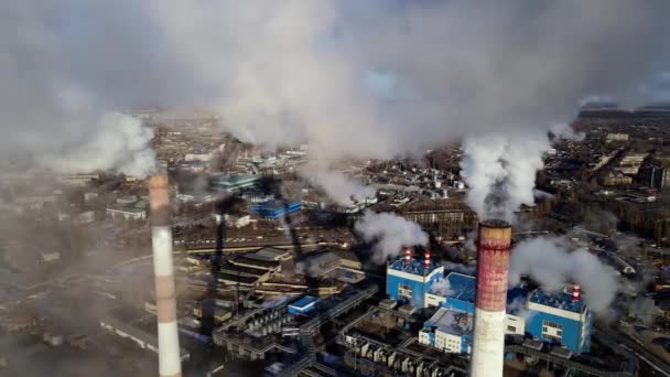 Emisiones industriales de gases de carbono con humo en la atmósfera — Vídeo de stock