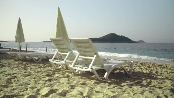 Bellissimo paesaggio marino winh sdraio e ombrellone sulla spiaggia di Kaputas — Video Stock