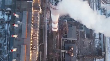Atmosferinde duman olan fabrika borularından çıkan endüstriyel karbon gazları. Hava ve kirlilik ekolojisinde endüstriyel fabrika emisyonları
