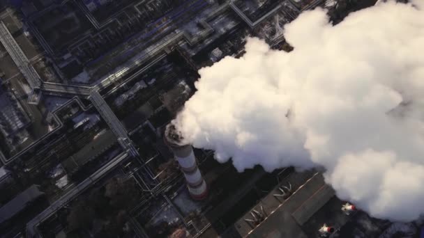 大気中の煙を持つ工場パイプからの産業排出ガス 汚染生態系産業工場の排出量 — ストック動画