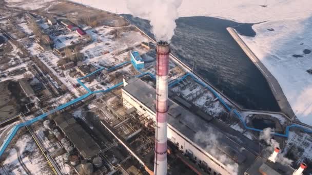 Emisión Gas Carbónico Las Tuberías Fábrica Con Humo Atmósfera Emisiones — Vídeo de stock