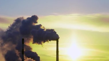 Atmosferinde duman olan fabrika borularından çıkan endüstriyel karbon gazları. Hava ve kirlilik ekolojisinde endüstriyel fabrika emisyonları.