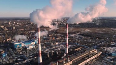Endüstriyel fabrika boruları atmosferde karbon gazları yayıyor. Sanayi bölgesi, fabrika dumanı. İklim değişikliği, ekoloji ve küresel ısınma