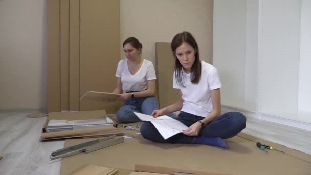 Les Femmes Auto Assembler Des Meubles Ensemble Déménagement Dans Une — Video