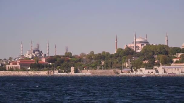 새로운 이스탄불 나룻배에서 모스크가 자아내는 해안선 — 비디오