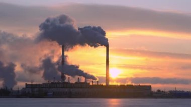 Endüstriyel fabrika boruları atmosferde karbon gazları emisyonu.