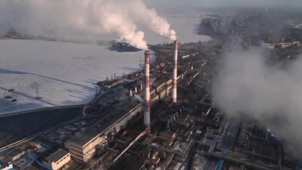 Tuyaux d'usine émissions de gaz carbonique avec fumée dans l'atmosphère — Video