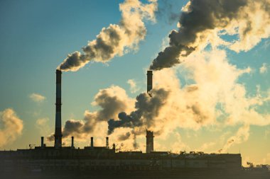 Duman emisyonlu duman yığını. Bitki boruları atmosferi kirletir. Endüstriyel fabrika kirliliği, baca bacası egzoz gazı. Sanayi bölgesi