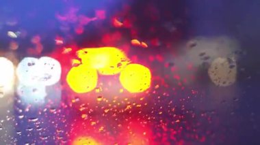 Polis arabasının gece ışıkları söndü.