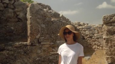 Genç kadın gezgin antik Xanthos kasabasının kalıntılarını gezip keşfediyor. Türkiye