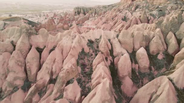 Cappadocië luchtfoto drone uitzicht op Red en Rose vallei rotsen — Stockvideo