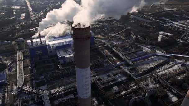 Usine industrielle pollution écologique et de l'air. Fumée d'émission d'usine dans la ville — Video