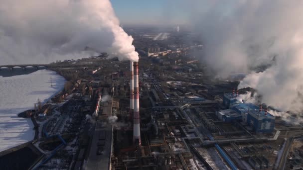 Emissão de gases de carbono de tubos de fábrica com fumaça na atmosfera — Vídeo de Stock