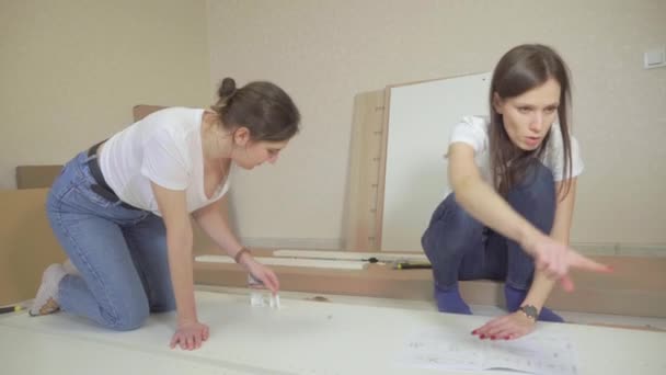 Jonge Vrouwen Thuis Stellen Zelf Assemblage Meubels Samen Verplaatsing Authentieke — Stockvideo