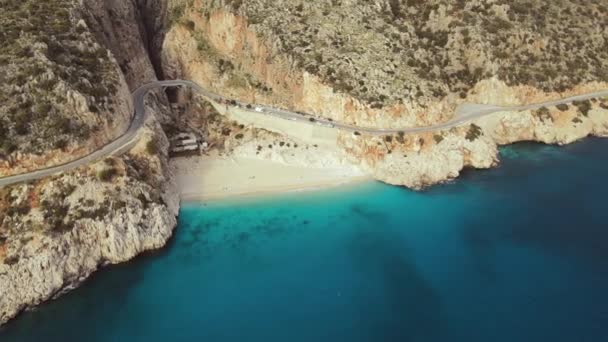 Piękna zatoka z morską plażą i turkusowe morze na letnie wakacje — Wideo stockowe